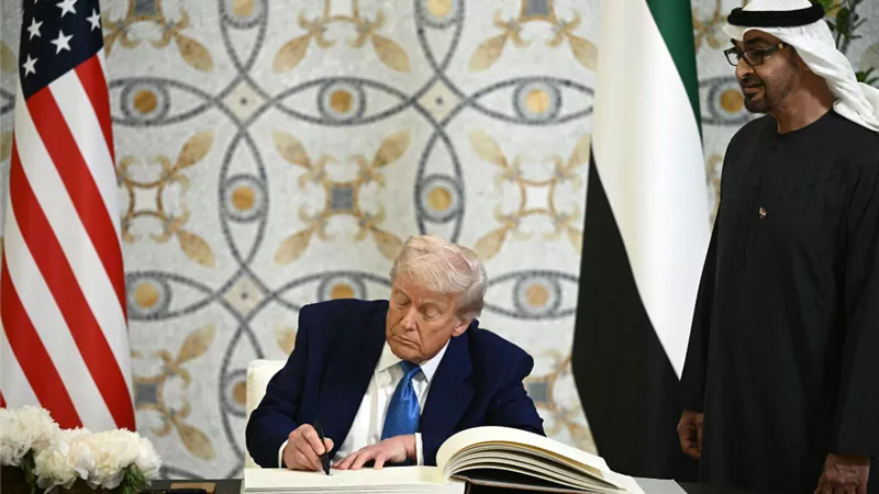 ترامب يصل إلى «القصر الرئاسي» لتناول الإفطار في أبو ظبي 