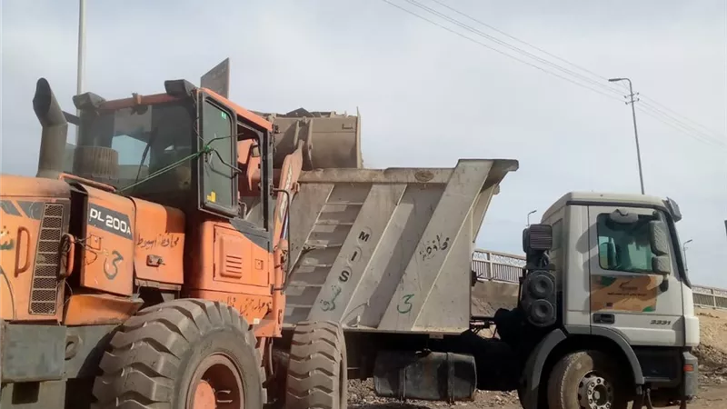 رفع 230 طنًا من التراكمات بجوار كوبري نزلة عبد اللاه بأسيوط 