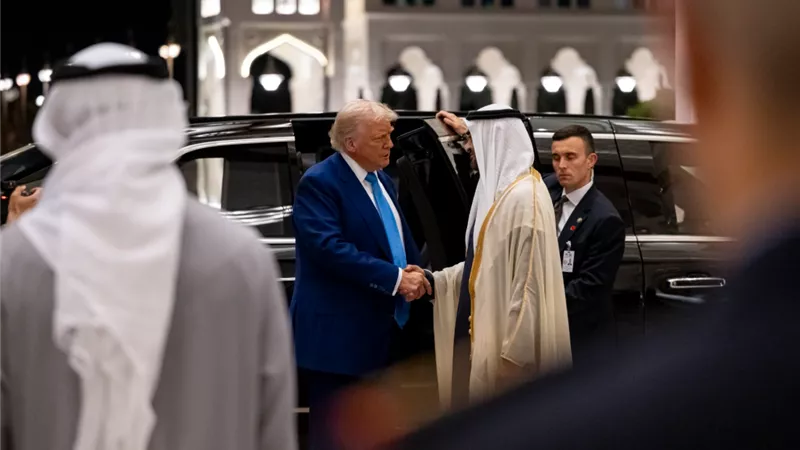 بـ «قبضة ترامب».. الرئيس الأمريكي يودع رئيس الإمارات ويغادر أبوظبي 