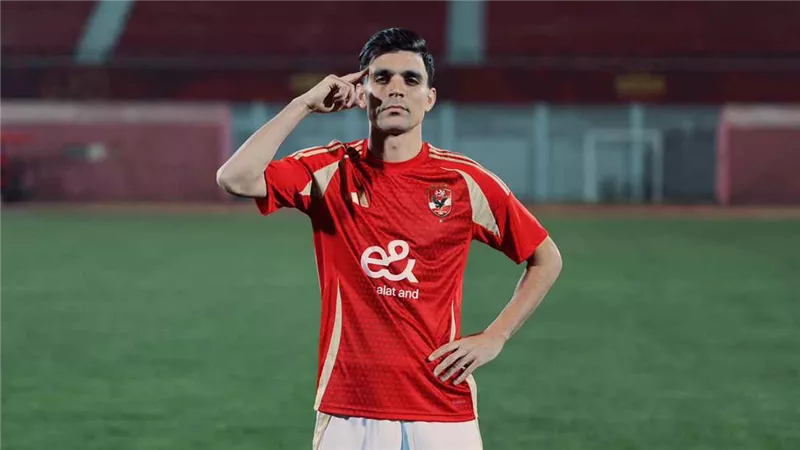 نجم الأهلي يؤازر منتخب المغرب أمام مصر من داخل مقصورة ستاد الدفاع الجوي