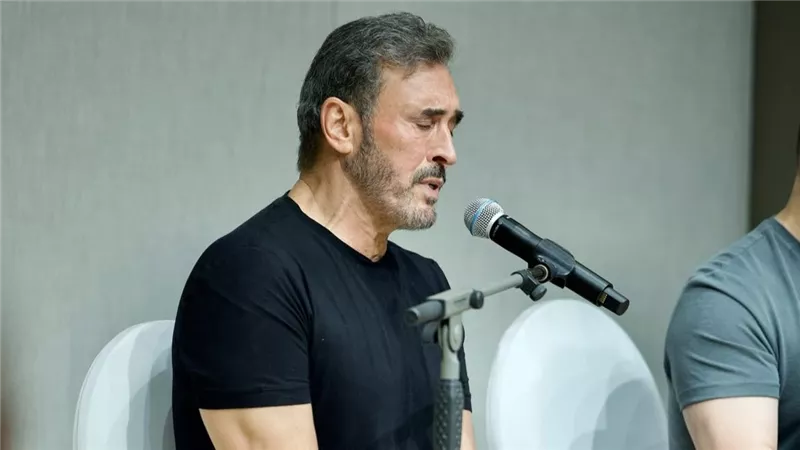 إطلالة شبابية لكاظم الساهر شبابية قبل حفله في أوبرا دبي