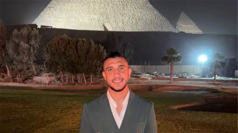 شعار بيراميدز.. رامي ربيعة يثير الجدل بصورة كلاسيكية أمام الأهرامات 