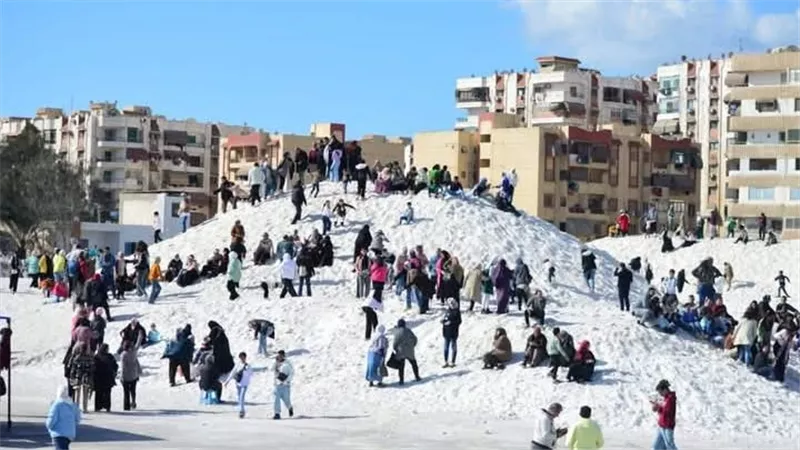 توافد المواطنين على جبال الملح بمدينة بورفؤاد واستمرار رحلات اليوم الواحد |صور