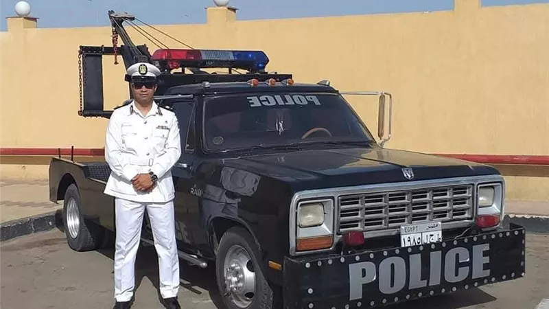 فلترفع القبعات.. ضابط مرور ينجح في إعادة الروح للسيارة 
