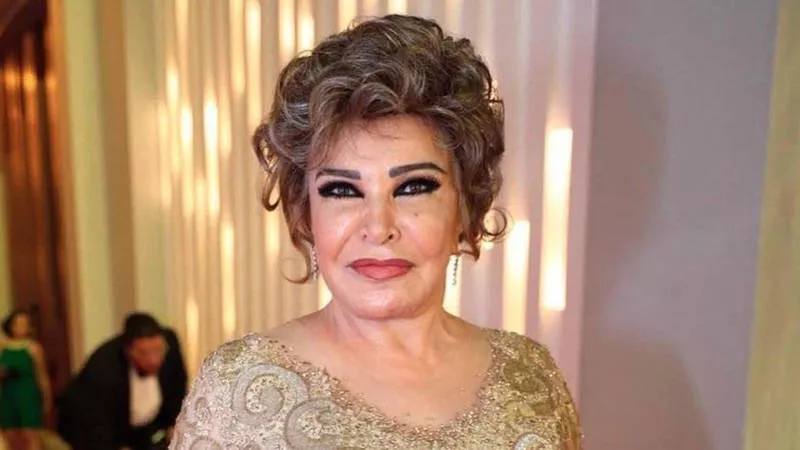 صفية العمري: كنت نفسي أخلف بنات.. ولبست ابني فساتين وهو صغير