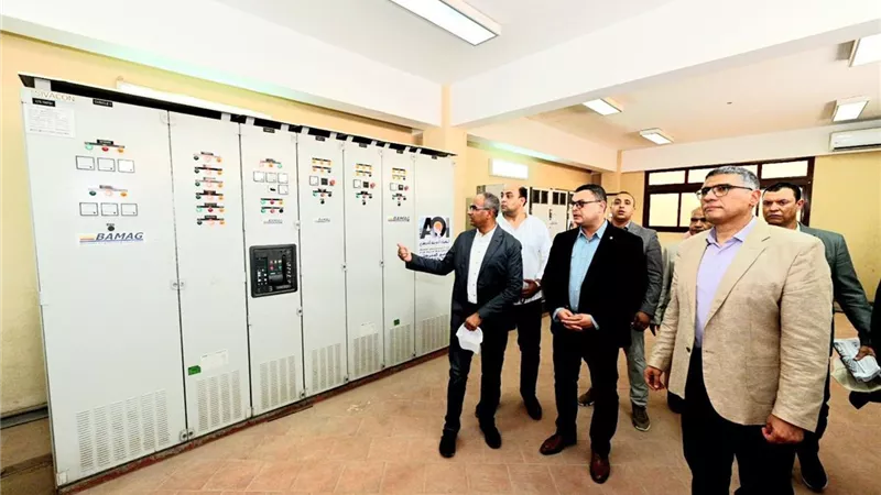 وزير الإسكان ومحافظ الجيزة يتفقدان محطة مياه منشأة القناطر المُرشحة