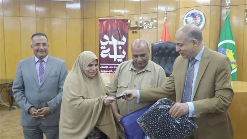 محافظ المنيا يشارك حجاج الجمعيات الأهلية فرحتهم قبل أداء مناسك الحج