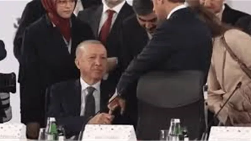 أردوغان يمسك إصبع