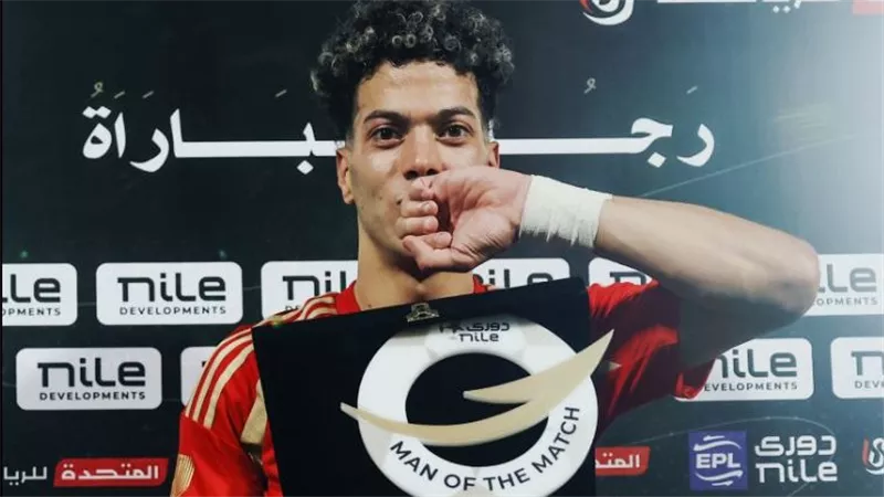 إمام عاشور يتوج بجائزة رجل مباراة الأهلي والبنك في الدوري
